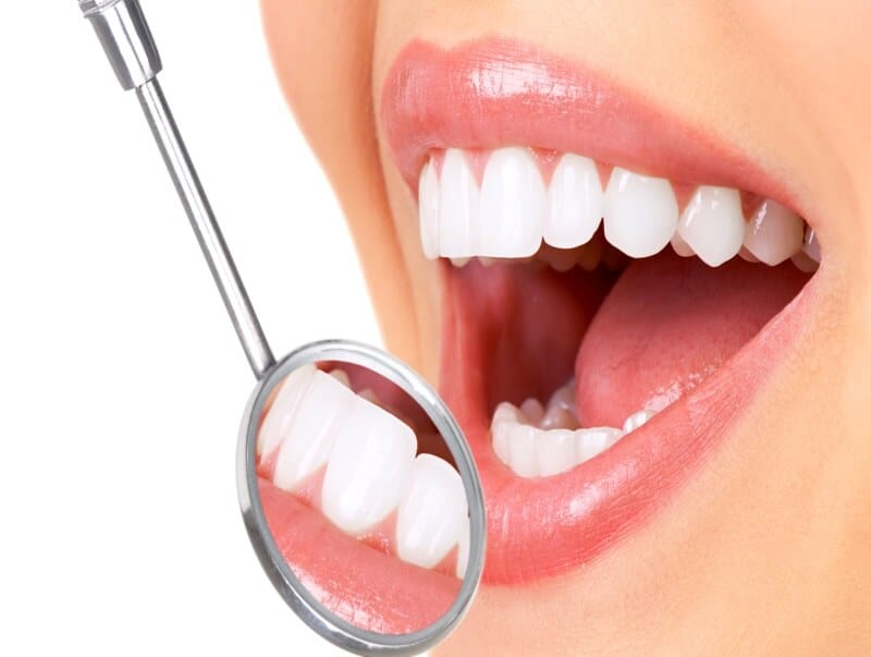 Muối himalaya còn có cả canxi hỗ trợ phần nào giúp răng chắc khỏe, trắng sáng