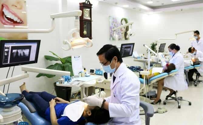 Nâng xoang kín là phương pháp bác sĩ sẽ sử dụng khí cụ nha khoa rạch 1 đường nằm gần vị trí chân răng rồi sau đó ghép thêm xương