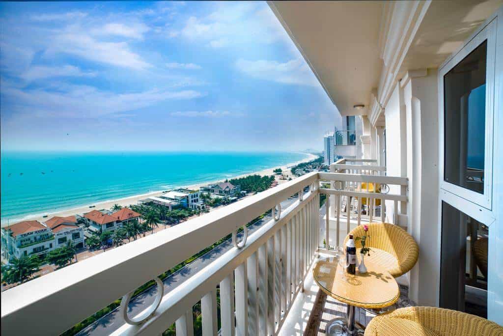 - Top 5 Khách Sạn Có View Đẹp Gần Biển Tại Đà Nẵng