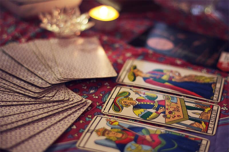 How should a question be asked in the tarot to get an accurate answer?