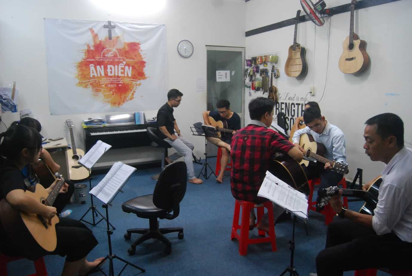 - Top 10 Trung Tâm Đào Tạo Guitar Nổi Tiếng Tại Tp Hồ Chí Minh