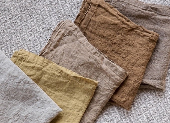 Vải Linen được làm tư sợi trong thân cây lanh, vì là loại vải được làm từ nguyên liệu tự nhiên nên độ chắc chắn, độ an toàn, bóng mượt vượt trội hơn so với vải cotton
