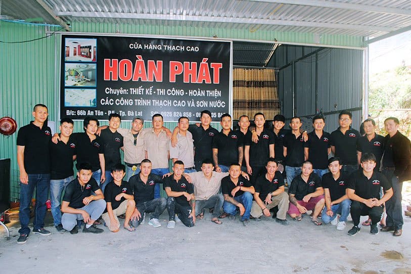 Đội ngũ nhân công có tay nghề tại cửa hàng thạch cao Hoàn Phát