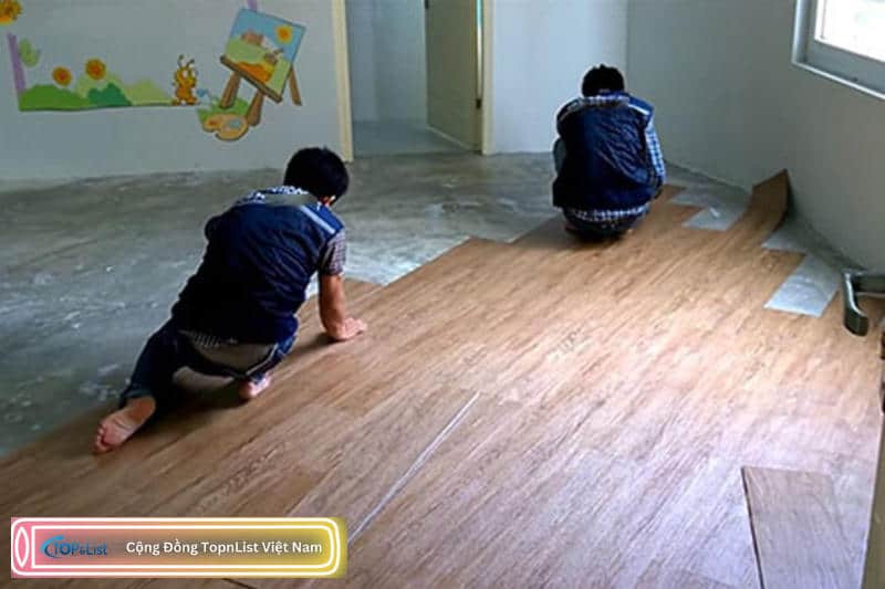Nhân viên sàn nhựa giả gỗ đang thi công sàn cho khách hàng